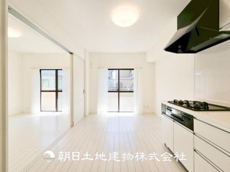 居間 【リビング】開放的で明るい空間が広がるLDK。リビングには暖かな太陽が降り注ぎ、爽やかな住空間です。お友達を呼んでお茶をしたり、一緒に料理を楽しみながら楽しい時間を。