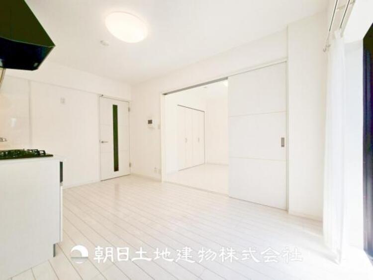 居間 【ダイニング】温かい色合いのフローリングと清々しい爽やかなクロスが明るい空間を創り出しているダイニングキッチン。ゆっくりと過ごす空間に相応しく、ここで楽しむ時間が家族や友人との絆をより深めてくれそうです。