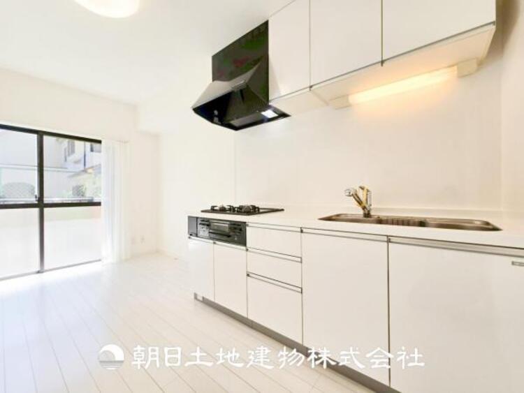 キッチン 【キッチン】仲良しなご夫婦、お子様、みんなでお料理ができる程の贅沢なスペースを実現したキッチンとなっております。みんなで作った料理を召し上がりながらの会話は盛り上がること間違いなし。