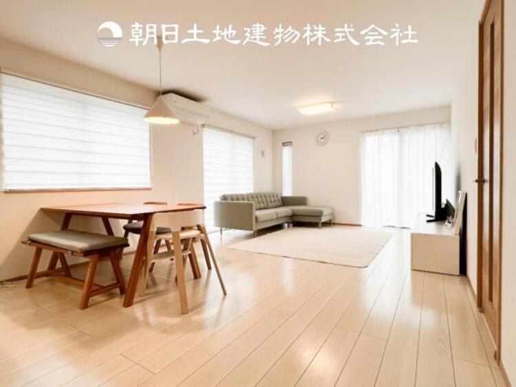 居間 【リビング】 1日の中で最も長い時間を過ごすことになるリビングだからこそ、いつも笑顔があふれる空間であるように。広々とした空間から幸せな未来を。 1日の中で最も長い時間を過ごすリビングは、笑顔があふれる空間です。広々とした空間から幸せな未来を。 