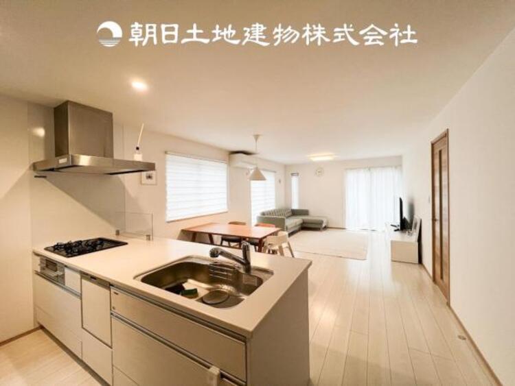 キッチン 【キッチン】 仲良しなご夫婦、お子様、みんなでお料理ができる程の贅沢なスペースを実現したキッチンとなっております。みんなで作った料理を召し上がりながらの会話は盛り上がること間違いなしです。 