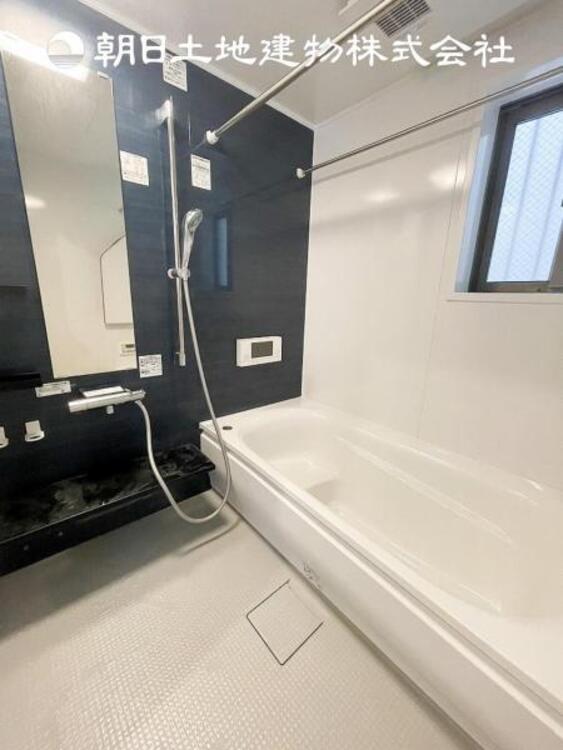 風呂 【浴室】 上品な色合いが魅力のバスルームは、ほっと落ち着く空間を作り出しています。広々とした浴槽で体を癒やしながら、疲れを取り除けるような仕様です。お子様と一緒に楽しく入るのもいいですね。 