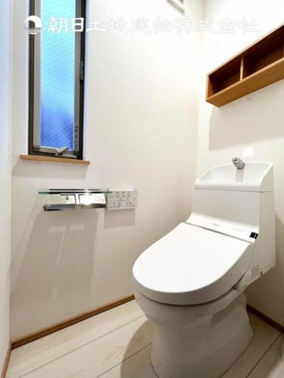 トイレ 【トイレ】 家族みんなが毎日使う場所だから。お掃除がしやすい方はいい。いつまでも清潔な空間を保てるように、汚れをふき取り易いフロアと壁紙をチョイス致しました。洗浄便座になっておりますので、とても清潔にご使用いただけます。 