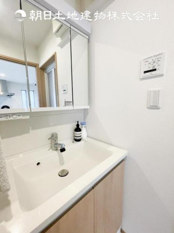 洗面 【洗面化粧台】 慌ただしい1日が始まり、充実した1日の終わりを締めくくる洗面所。快適に過ごせることはもちろん、収納や機能性を兼ね備えた洗面化粧台です。 快適に過ごせることはもちろん、収納や機能性を兼ね備えた洗面化粧台です。 