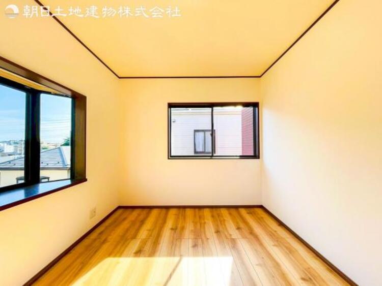内装 穏やかな寛ぎあじわえるお部屋では有意義な時間がつくれます！大きな窓からと陽光が注がれる明るい空間！光もアクセントの一つとして。一人時間も充実したものにできるプライベートルームは日々を豊かにします！！ 