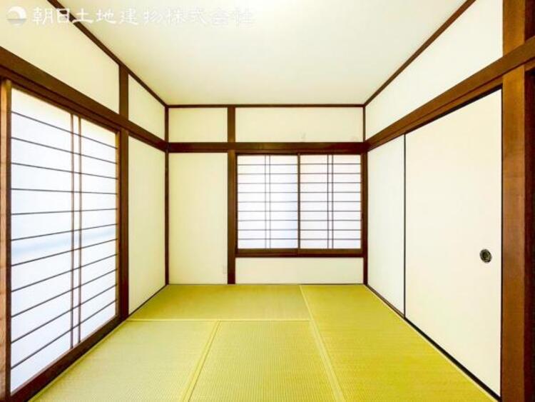 内装 【隣接した和室】お昼寝スペース、洗濯物をたたむスペースなどにも使え、来客時の客間としても適しています。小さなお子様がいるご家庭は床面が柔らかいので遊び部屋として安心できます。 