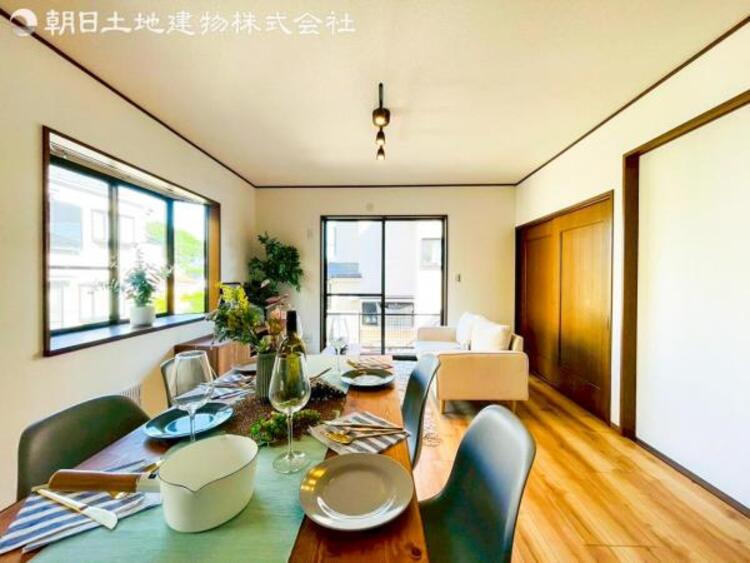 居間 家族の会話や笑顔が行き交うリビングで、子供を走り回らせたい。ダイニングテーブルでゆったり食事を堪能。光と風が溢れる開放的なリビングダイニングには、くつろぎの空間を生み自然と家族みんなが集まってきます 