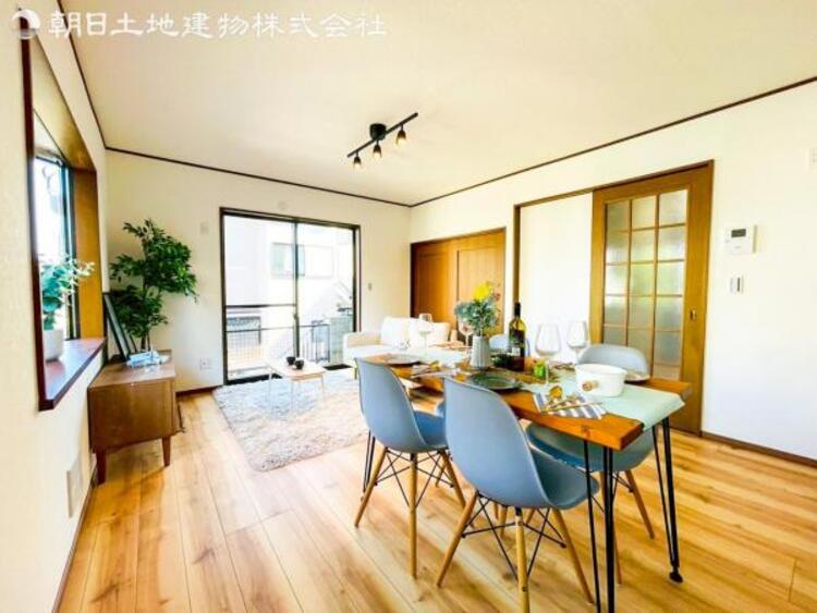 居間 お天気が晴れの日は照明をつけなくても充分明るいリビングです！どこか落ち着きのある広々とした内装です！皆で過ごす空間が、目に浮かんでくる様な優しいリビングダイニングです！くつろいだり楽しい時間を是非！ 