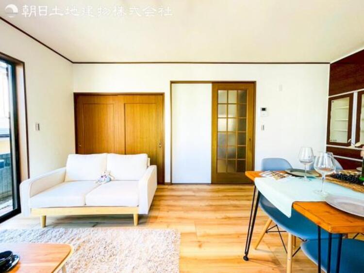 居間 リビングにあふれる採光と心地よい風のつどう調和された空間！！生活を彩る充実した日々が過ごせそうです。家族の滞在期間が長くなることを予測して、設計士が思いと工夫をこらした自慢のリビングダイニング！！！ 