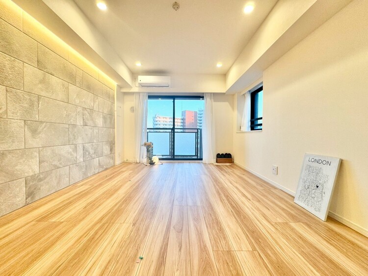 居間 忙しく過ぎゆく日常を置き去るほど、ゆったりした時間が流れるリビング。