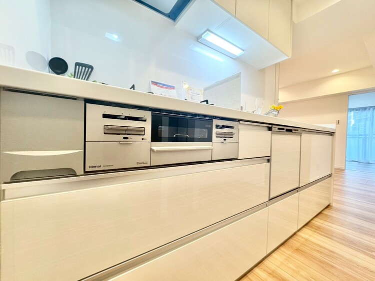 キッチン スマートな意匠と充実の機能を備えたキッチンが、暮らしにおいしい彩りを添えます。