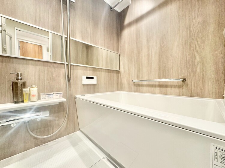 風呂 一日の疲れを癒すバスルームは、心地よいリラックスを叶える清潔感溢れる空間です。