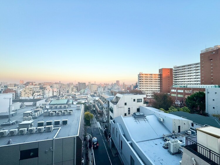 バルコニー 窓を開けると広がる青空。心をリフレッシュして日々を過ごしていきましょう。