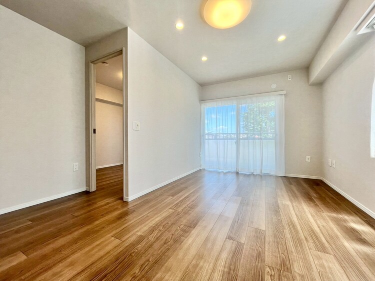 寝室 ベッドも十分に設置するスペースがあります。