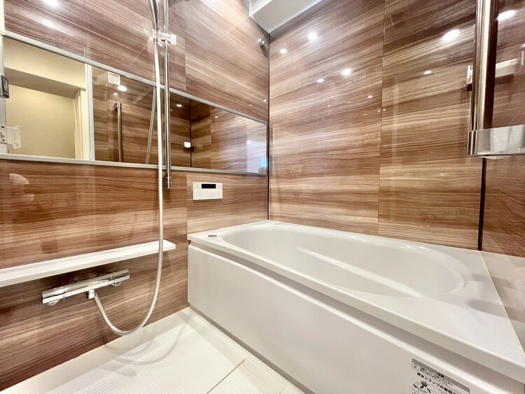 風呂 一日の疲れを癒すバスルームは、心地よいリラックスを叶える清潔感溢れる空間です。