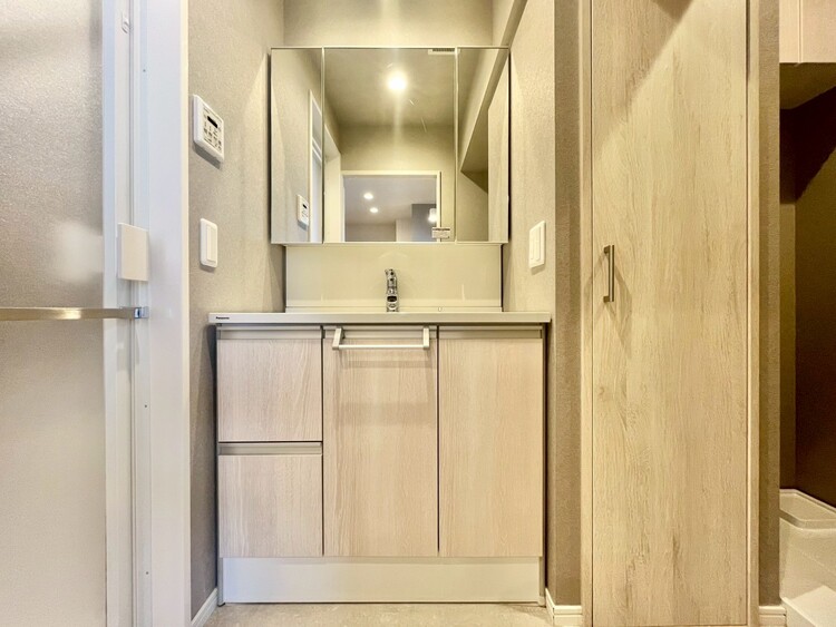 洗面 何かと物が増える場所だからこそ、スッキリと見映えの良い空間に。