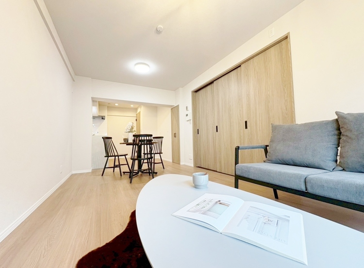 居間 忙しく過ぎゆく日常を置き去るほど、ゆったりした時間が流れるリビング。