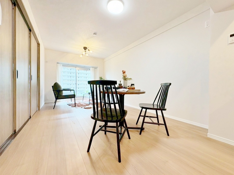 居間 飾り過ぎないシンプルな内装と偏り過ぎないデザインで統一しました。