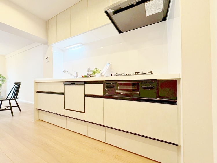 キッチン スマートな意匠と充実の機能を備えたキッチンが、暮らしにおいしい彩りを添えます。