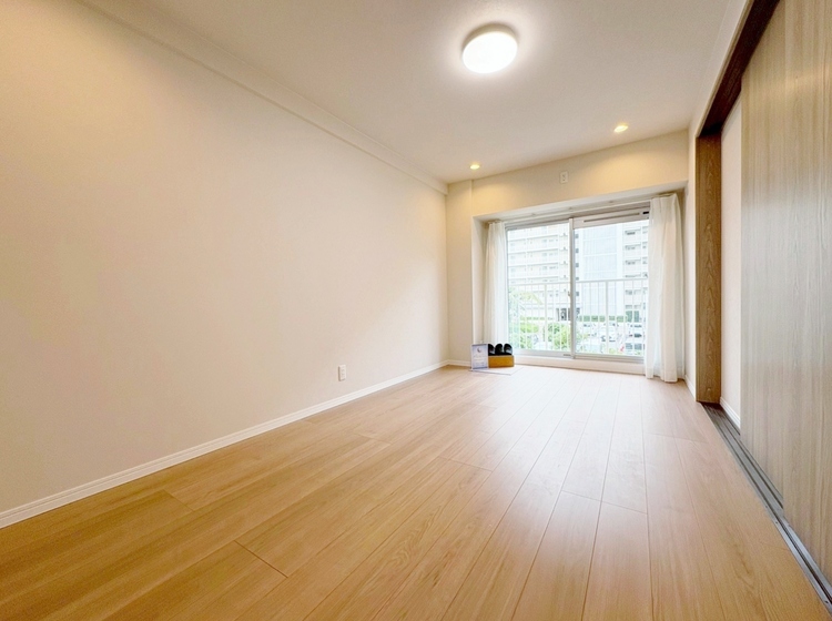 寝室 ベッドも十分に設置するスペースがあります。