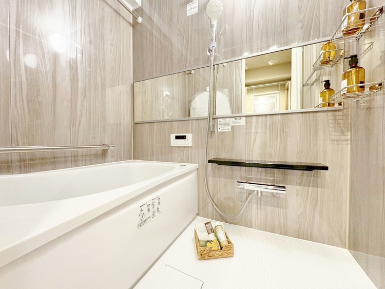 風呂 一日の疲れを癒すバスルームは、心地よいリラックスを叶える清潔感溢れる空間です。