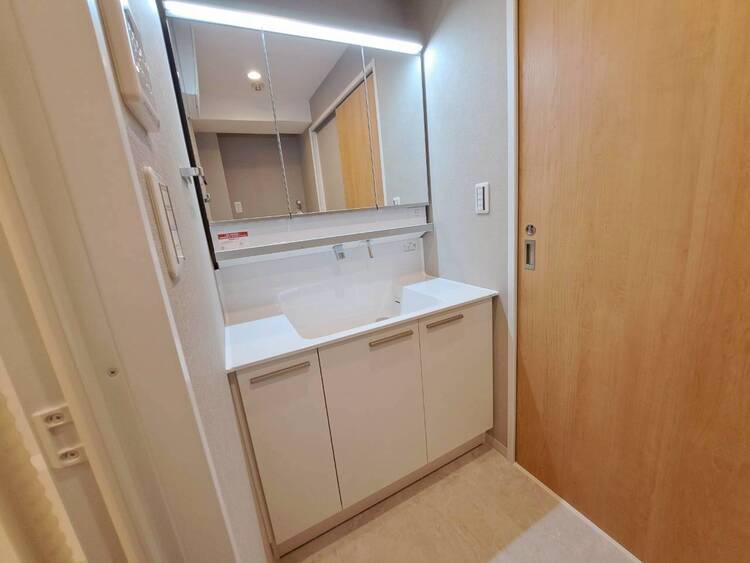 その他 清潔感を感じられる洗面化粧台。