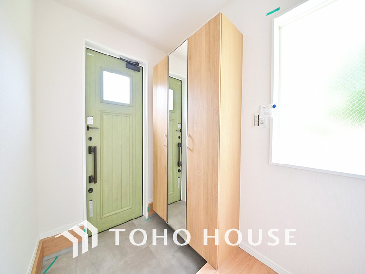 玄関 落ち着いた雰囲気の玄関、家族の帰りを暖かく迎えてくれます