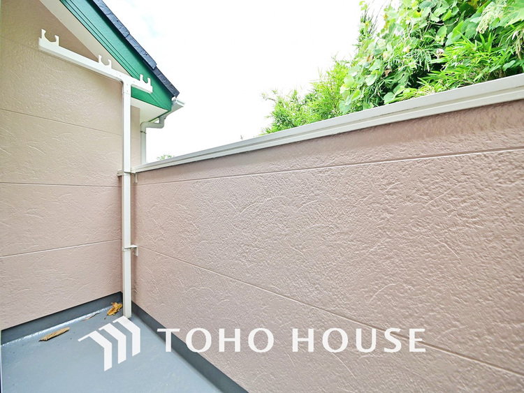 バルコニー 日当たりの良いバルコニーで晴れの日の洗濯物も楽しみになりますね