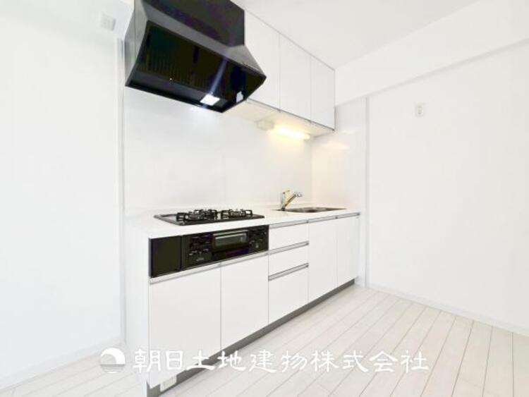 キッチン 【キッチン】シンプルで使いやすいデザインにこだわったキッチン。プライベートスペースを彩るインテリアとしての美しさと、快適な日常を支える機能性と強さがひとつになった自慢のキッチンです。