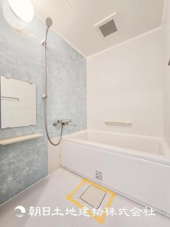 風呂 【浴室】上品な色合いが魅力のバスルームは、ほっと落ち着く空間を作り出しています。広々とした浴槽で体を癒やしながら、疲れを取り除けるような仕様です。お子様と一緒に楽しく入るのもいいですね。