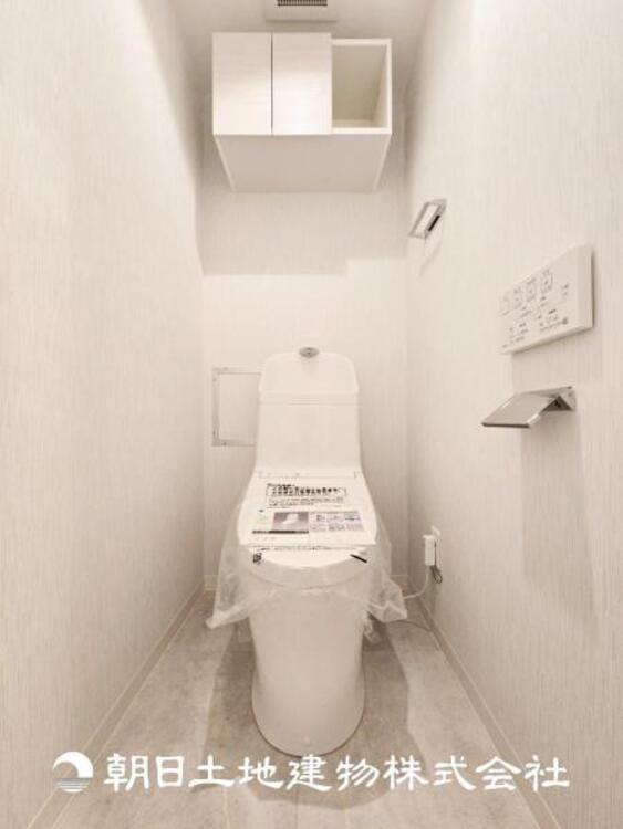 トイレ 【トイレ】家族みんなが毎日使う場所だから。お掃除がしやすい方はいい。いつまでも清潔な空間を保てるように、汚れをふき取り易いフロアと壁紙をチョイス致しました。洗浄便座になっておりますので、とても清潔にご使用いただけます。