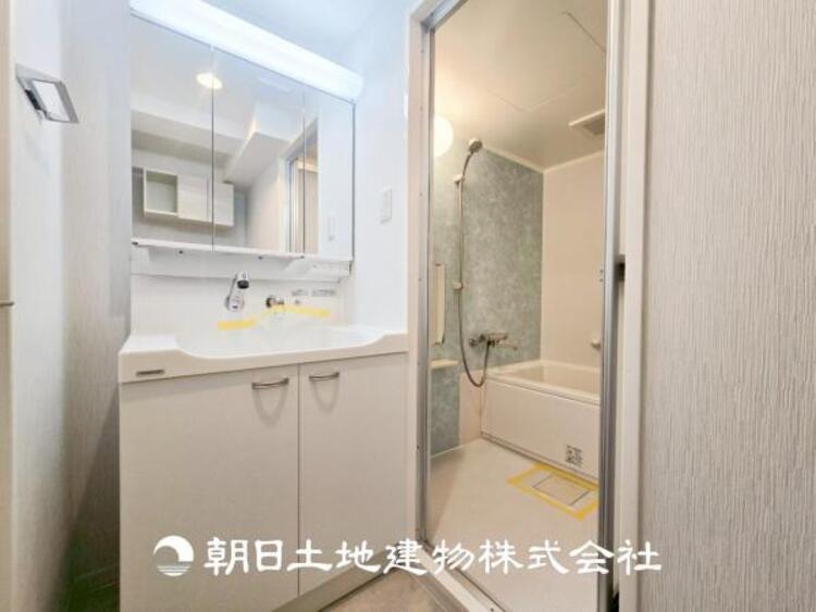 洗面 【洗面化粧台】慌ただしい1日が始まり、充実した1日の終わりを締めくくる洗面所。快適に過ごせることはもちろん、収納や機能性を兼ね備えた洗面化粧台です。快適に過ごせることはもちろん、収納や機能性を兼ね備えた洗面化粧台です。