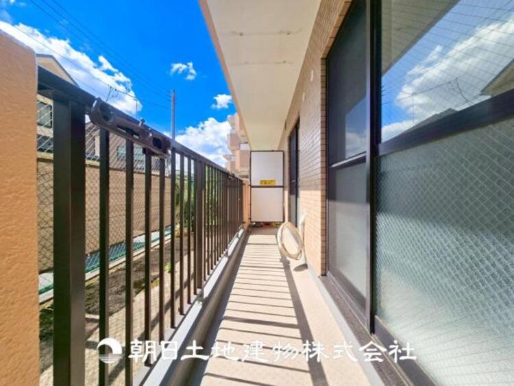 バルコニー 【バルコニー】温かい太陽を感じる事ができるのは、目の前に遮るものが無いから。彼方に広がる風景が絵画のように広がります。