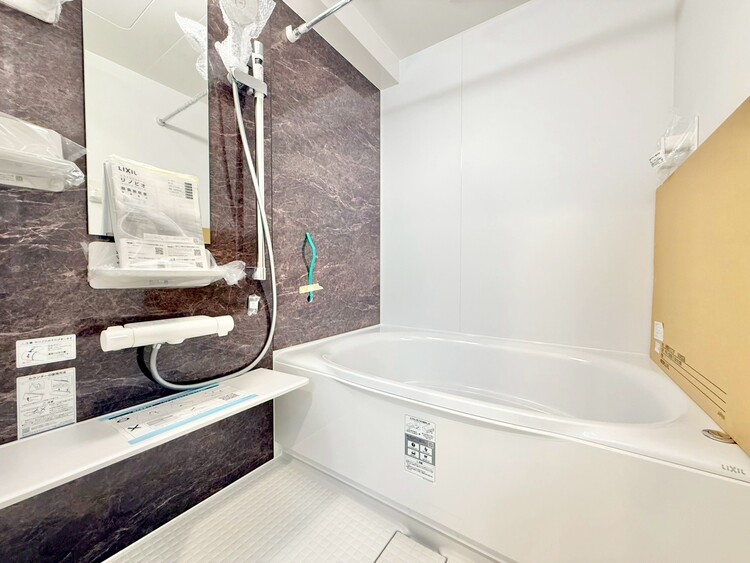 風呂 一日の疲れを癒すバスルームは、心地よいリラックスを叶える清潔感溢れる空間です。