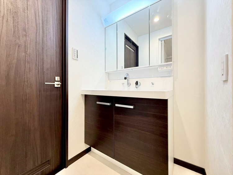 洗面 何かと物が増える場所だからこそ、スッキリと見映えの良い空間に。