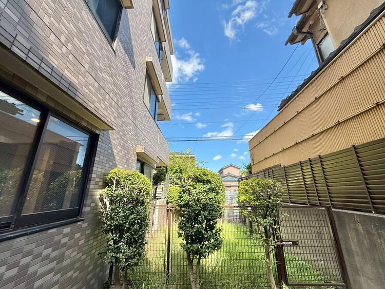 バルコニー 窓を開けると広がる青空。心をリフレッシュして日々を過ごしていきましょう。