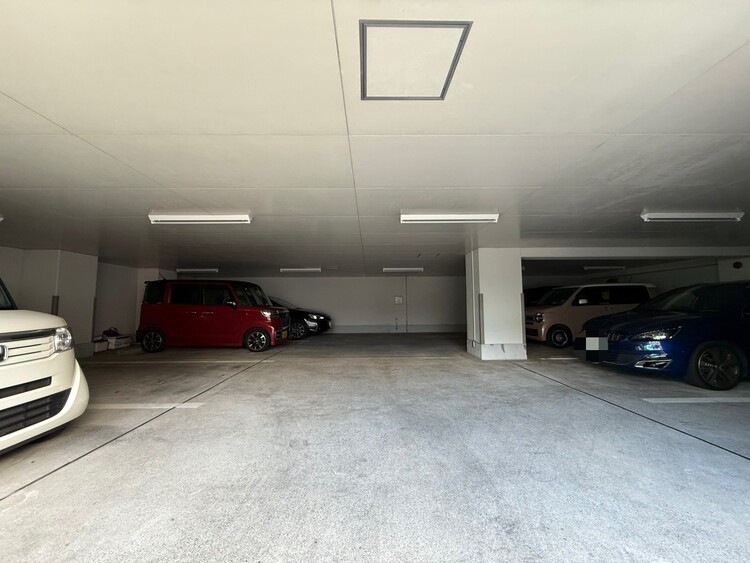 駐車場 本物件の駐車スペースです。車種制限のある場合もございますので、お気軽にお問い合わせくださいませ。