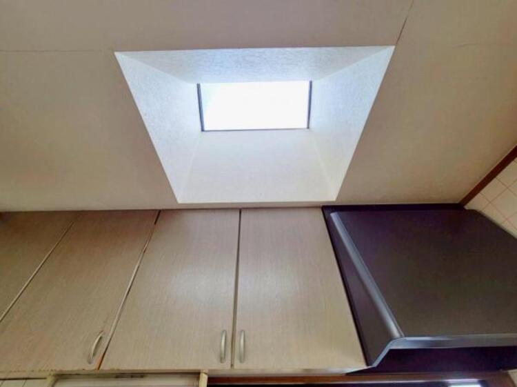 内装 キッチンには天窓があり、上部からも自然光が差し込みます