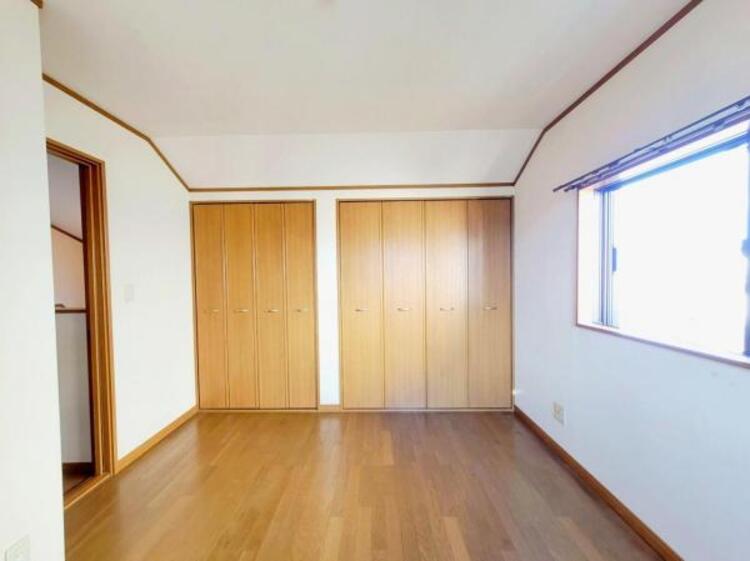 内装 自然光溢れる、開放的な居室で、リラックスタイムを