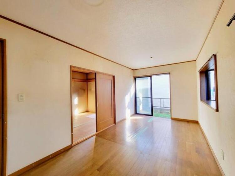 居間 リビングからはお庭を眺めることができます