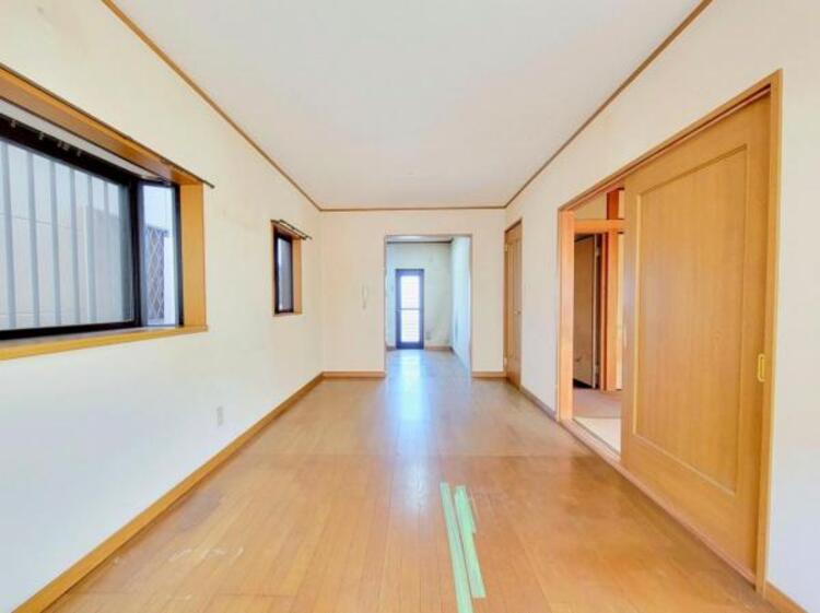 居間 12.62帖のLDK、ご家族で過ごすあたたかみのある空間