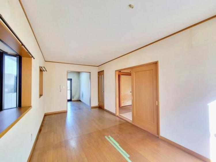 居間 リビングには和室が隣接しており、様々な寛ぎの時間をお過ごしいただけます