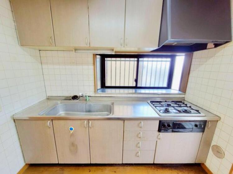 キッチン 吊戸棚付きで収納豊富、片付いたキッチンで家事も楽しくなりそうです