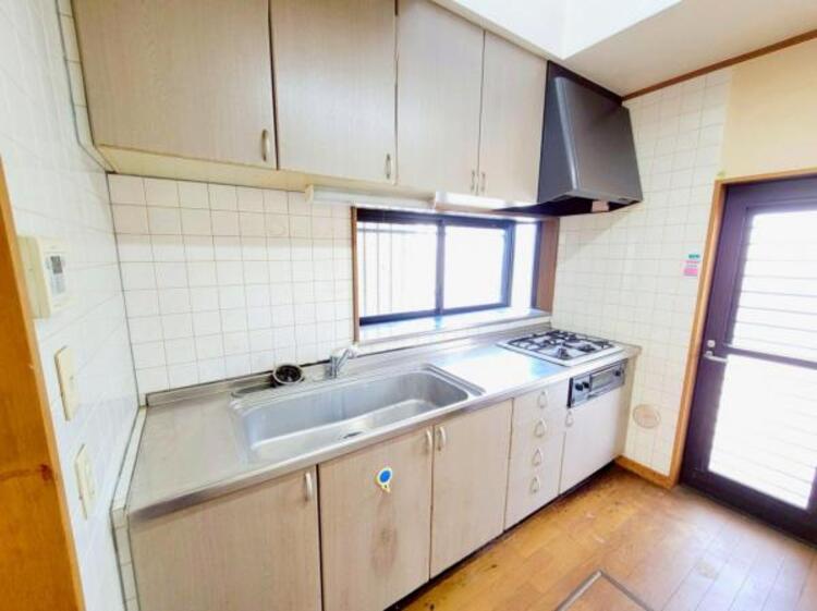 キッチン 小窓と勝手口から自然光が差し込む明るい空間