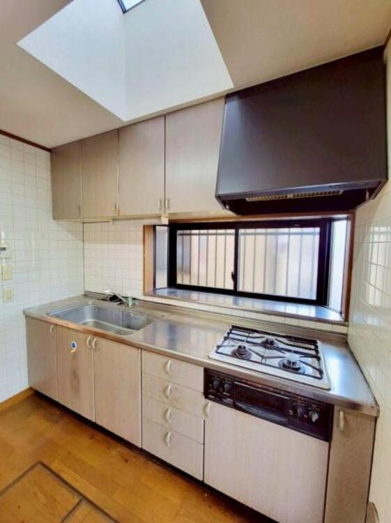 キッチン においの強いお料理も、窓を開けることでしっかりと換気ができます