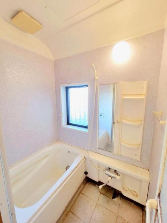 風呂 ホワイト基調で清潔感のあるバスルーム