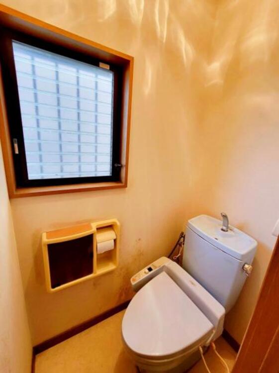 トイレ 各階にトイレございます。小窓付きで使用後に換気ができて清潔です