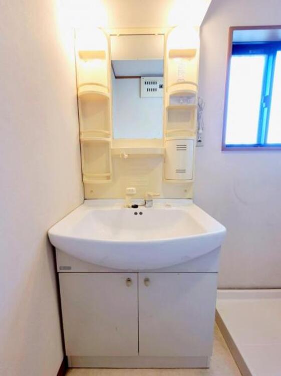 洗面 鏡の両脇に小物置きスペースがあり、身支度がスムーズにできます