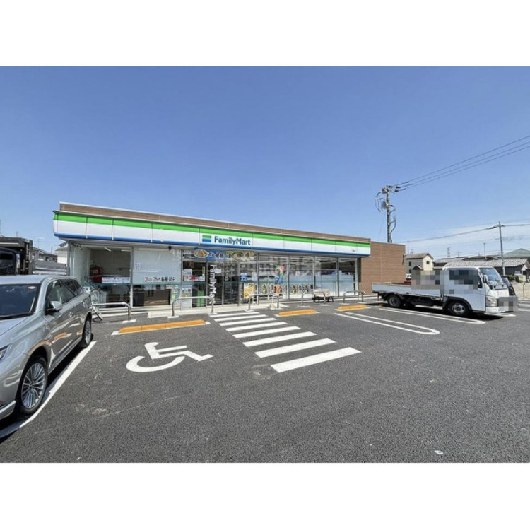 周辺 ファミリーマート入曽店(約390m)