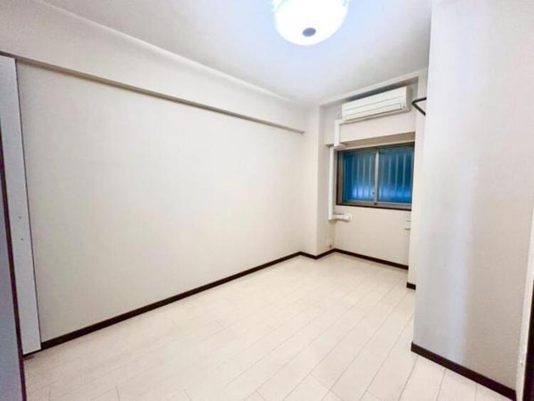 内装 収納スペースを確保しております。季節のお洋服など保管が可能です。居室内に余計な収納をおく必要がないため、ベッドやお布団を置くスペースが確保できます。広い空間で睡眠ができるため、疲れも癒されて、次の日の活力に繋がります。8/4